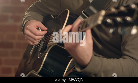 Die Gitarre zu spielen. Professionelle Aufnahme in 4K-Auflösung. Sie können es verwenden, z. B. in ihrem kommerziellen Video, Business, Präsentation, Broadcast Video Stockfoto