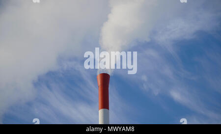 Kesselraum in der Wintersaison, aus den Schornsteinen aufstieg bis Wolken von Dampf. Rohre mit einem Blockheizkraftwerk. Kesselhaus, Rohr, Kesselanlage. Stockfoto