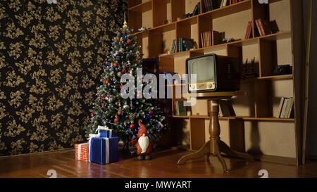Geschmückten Weihnachtsbaum mit bunten Kugeln und Geschenke. Weihnachten und neues Jahr Innenraum mit Geschenken und Tannenbaum geschmückt. Stockfoto