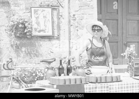 Einkehr in Montisi für Radfahrer, die sich an der Eroica Montalcino, Siena, Toskana, Italien im Mai Stockfoto