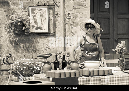 Einkehrmöglichkeit in Montisi für Radfahrer, die im Mai an der Eroica Montalcino, Siena, Toskana, Italien teilnehmen - schwarz-weiß schwarz-schwarz Stockfoto