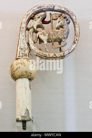 . Englisch: Crosier, 12. Jahrhundert, möglicherweise Sizilien (?) Italien. In den Sammlungen des Hermiatge Museum in Sankt Petersburg Română: Pateriţă, SEK 12, Origine: Sicilia (?), Italia. In colecţiile Muzeului Ermitaj din Sankt Petersburg. 10. September 2010. Alexandru Baboş Albabos 470 Paterita ES 2. sek 12. Stockfoto