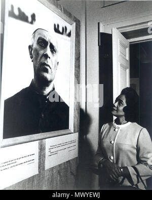 . Englisch: Frau C.S. König bei Nehru portrait suchen. 3. Januar 2011, 11:48:09. Anonym 428 Frau König an der Nehru portrait suchen Stockfoto