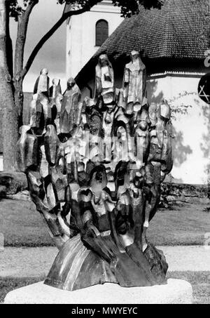 . Svenska: Koral, av-skulptör Bertil Berggren Askenström 1975. Bronsskulptur vid kyrka minneslunden Huddinge, Stockholm. 3. August 1997, 03:31:46. Bertil Berggren Askenström 346 KoralBBA Stockfoto