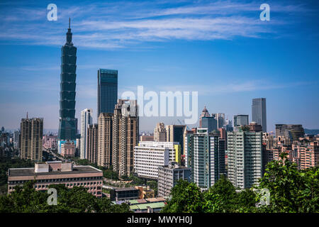 Taipei City Skyline mit Taipeh 101 Gebäude von Elephant Mountain in Taiwan gesehen Stockfoto