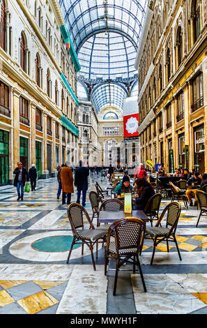 Neapel, Italien - 23. MÄRZ 2018: die Galleria Umberto I ist eine öffentliche Shopping Galerie. Es wurde 1887 - 1891 erbaut. Stockfoto