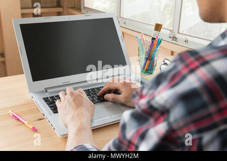 Schwarz Scott shirt Geschäftsmann eingabe Laptop oder Notebook im Home Office. Kleine und mittlere Unternehmen KMU oder starten Sie Geschäftsmann Konzept. Wirtschaft und Technologie Stockfoto