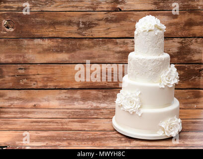 Vier Tier weiß Hochzeitstorte Stockfoto