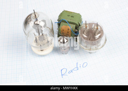 Alte Röhre (Electron Tube) und des Transformators auf Millimeterpapier Hintergrund Stockfoto
