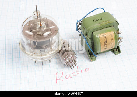 Alte Röhre (Electron Tube) und des Transformators auf Millimeterpapier Hintergrund Stockfoto