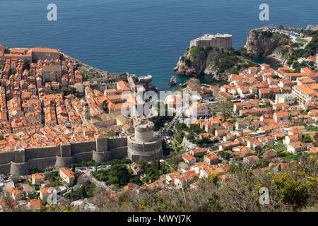 Blick vom Mount Srd auf die Altstadt von Dubrovnik, Kroatien auf die minčeta Turm, Teil der historischen Stadtmauern von Dubrovnik.. Stockfoto