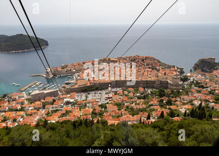 Die Dubrovnik Seilbahn und die Altstadt von Dubrovnik aus Berg Srd, Kroatien gesehen. Stockfoto