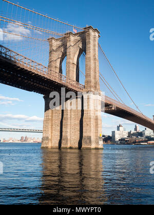 Die Brooklyn Bridge über den East River von Manhattan gesehen Stockfoto