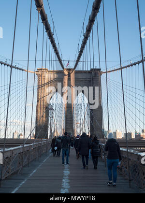 Brooklyn Bridge Crossing von Manhattan Stockfoto