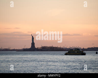 Freiheitsstatue Silhouette bei Sonnenuntergang Stockfoto