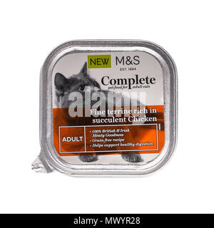 SWINDON, Großbritannien - 2. JUNI 2018: Marks und Spencer Komplette nach Katzenfutter mit Huhn suculent. Stockfoto