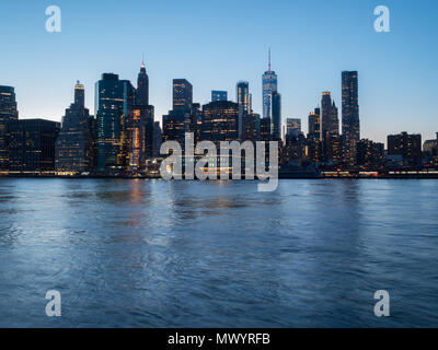 Manhattan Skyline von Brooklyn in den Sonnenuntergang gesehen Stockfoto