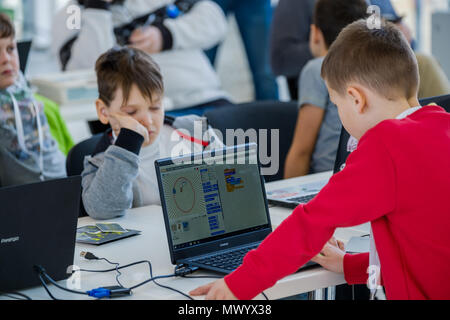 Kinder lernen, wie ein Roboter in Skolkowo zu programmieren. Stockfoto