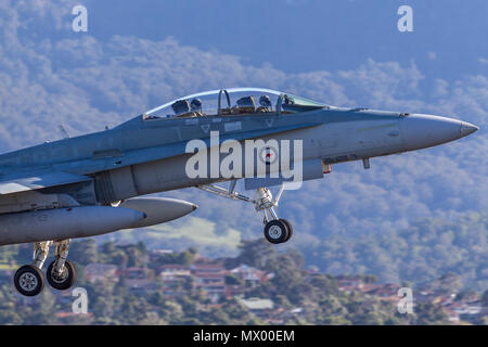 Royal Australian Air Force (RAAF) McDonnell Douglas F/A-18B Hornet jet Weg von Illawarra Regional Airport. Stockfoto