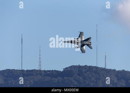 Royal Australian Air Force (RAAF) McDonnell Douglas F/A-18B Hornet Jets eine 21-110 fliegen. Stockfoto