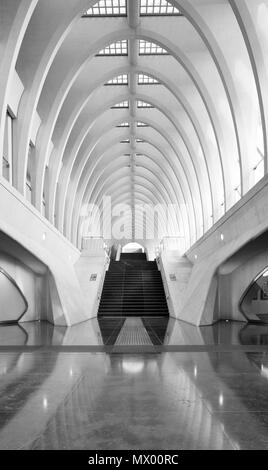 Treppen vom Erdgeschoss in die zweite Ebene, wo die Drop off und Parkplatz von Lüttich Guillemins Bahnhof befindet. Stockfoto