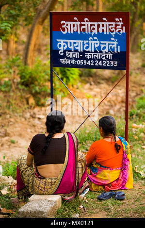 Indischer womans ruht auf dem Kaladhungi-Naini Tal Straße am späten Nachmittag, Kaladhungi, Uttarakhand, Indien Stockfoto