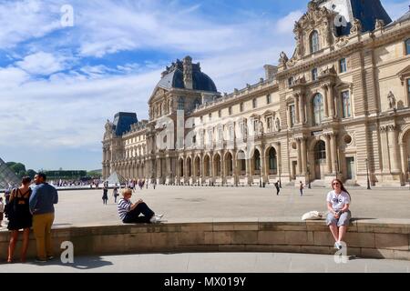 Paris, Frankreich. Heiße hellen sonnigen Frühlingstag, Mai 2018. Personen, die die Architektur und Brunnen der Louvre Museum und Galerie. Stockfoto