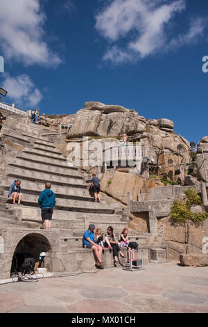 Blick auf den Open air Minack Theatre, geschnitzt aus dem Felsen von Rowena Cade mit Hilfe von ihr Gärtner, Porthcurno Cornwall England UK. Stockfoto