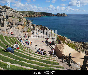 Blick auf den Open air Minack Theatre, geschnitzt aus dem Felsen von Rowena Cade mit Hilfe von ihr Gärtner, Porthcurno Cornwall England UK. Stockfoto