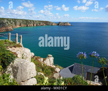 Blick über die Küste auf der Suche toowards Porthcurno Bay, von der open air Minack Theatre, Porthcurno Cornwall England UK. Stockfoto