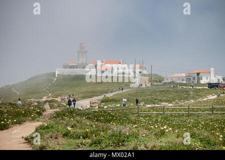 Touristen zu Fuß auf den Weg in das Feld in der Nähe des Cabo da Roca Leuchtturm. Cabo da Roca ist der westlichste Punkt des europäischen Festlandes. Stockfoto