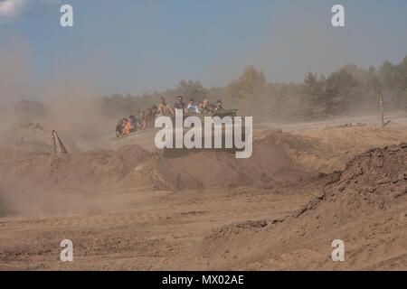 Borne Sulinowo, Polen - 23. August 2015: Militärische gepanzerten Fahrzeug Touristen nimmt um das Trainingsgelände. Stockfoto