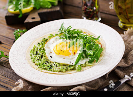 Tacos mit Guacamole, Spiegelei und Rucola. Gesundes Essen. Nützliche Frühstück. Stockfoto