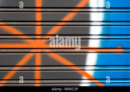 Detail eines Graffiti gemalt auf einem metallischen blind. Stockfoto