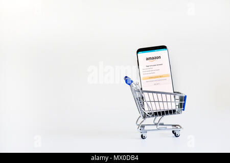 CHIANG MAI, THAILAND - Mai, 05, 2018: Samsung S8 plus Amazon logo, Amazon.com, Inc., American International electronic commerce Unternehmen. Stockfoto