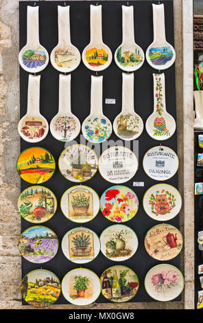 Souvenirs zum Verkauf in Pitigliano, Toskana, Italien im Mai - keramische Löffel ruht Teller Geschirr Teller Teller Gericht Stockfoto