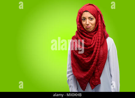 Junge arabische Frau hijab tragen mit traurig und wütend Ausdruck, unglücklich Stockfoto