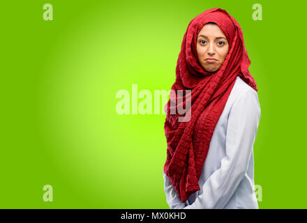 Junge arabische Frau hijab tragen mit traurig und wütend Ausdruck, unglücklich Stockfoto