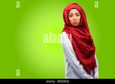 Junge arabische Frau hijab tragen mit traurig und wütend Ausdruck, unglücklich Stockfoto