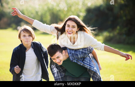 Gruppe positiver teenage Freunden plaudern und Spaß im Park. Fokus auf Mädchen Stockfoto