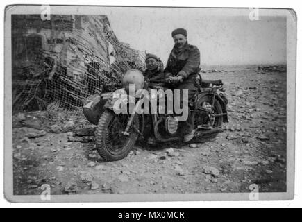 Zwei britische Soldaten mit dem Royal Artillery Regiment mit einem geliehenen (gestohlenen) BMW Sidecar-Outfit in der Western Desert Campaign 1941, 1942, im Zweiten Weltkrieg Stockfoto