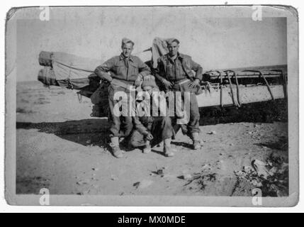 Soldaten der Royal Artillery posieren vor einem 6-Zoll-Feldgewehr, Western Desert Campaign, Tobruk, Libysche Wüste, Nordafrikanerkampagne 1941.1942, zweiter Weltkrieg Stockfoto