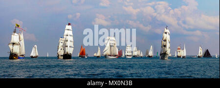 Imposante windjammer Parade in der Kieler Bucht. Windjammer unter Segeln. Einzeln oder in das herrliche Panorama. Stockfoto