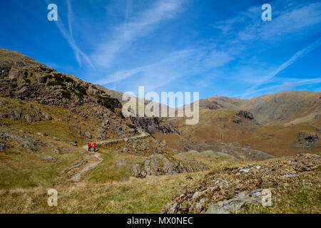 Spaziergänger auf Coniston Hebel in Richtung Wasser, Lake District, England Stockfoto