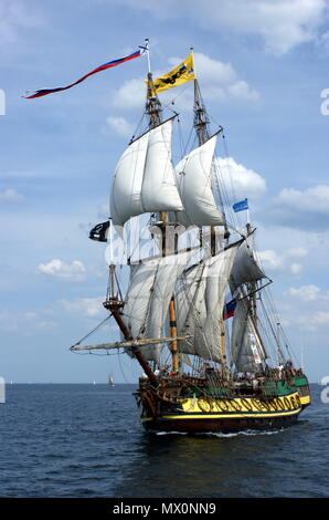 Imposante windjammer Parade in der Kieler Bucht. Windjammer unter Segeln. Einzeln oder in das herrliche Panorama. Stockfoto