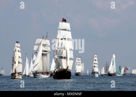 Imposante windjammer Parade in der Kieler Bucht. Windjammer unter Segeln. Einzeln oder in das herrliche Panorama. Stockfoto