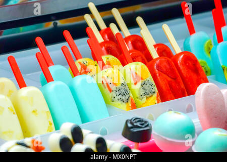 Arrangiert Thirteen fruchtig; Kiwi, Erdbeeren, Berry, Drachenfrucht, Papaya, Mango, Minze, Schokolade, Milch, Orange, Ananas Eis stick, in froz eingefroren Stockfoto