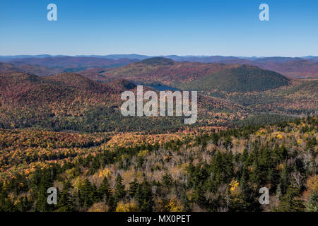 Der Blick von der Spitze des Krans Berg, in den Adirondacks, am Freitag, 14. Oktober 2016 in Garnet Lake, NY. Stockfoto