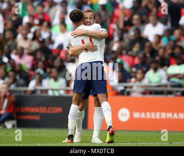 England's Harry Kane (rechts) feiert zählende zweite Ziel seiner Seite des Spiels mit Dele Alli während der internationalen Freundschaftsspiel im Wembley Stadion, London. Stockfoto