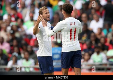 England's Harry Kane (links) feiert zählende zweite Ziel seiner Seite des Spiels mit Dele Alli während der internationalen Freundschaftsspiel im Wembley Stadion, London. Stockfoto